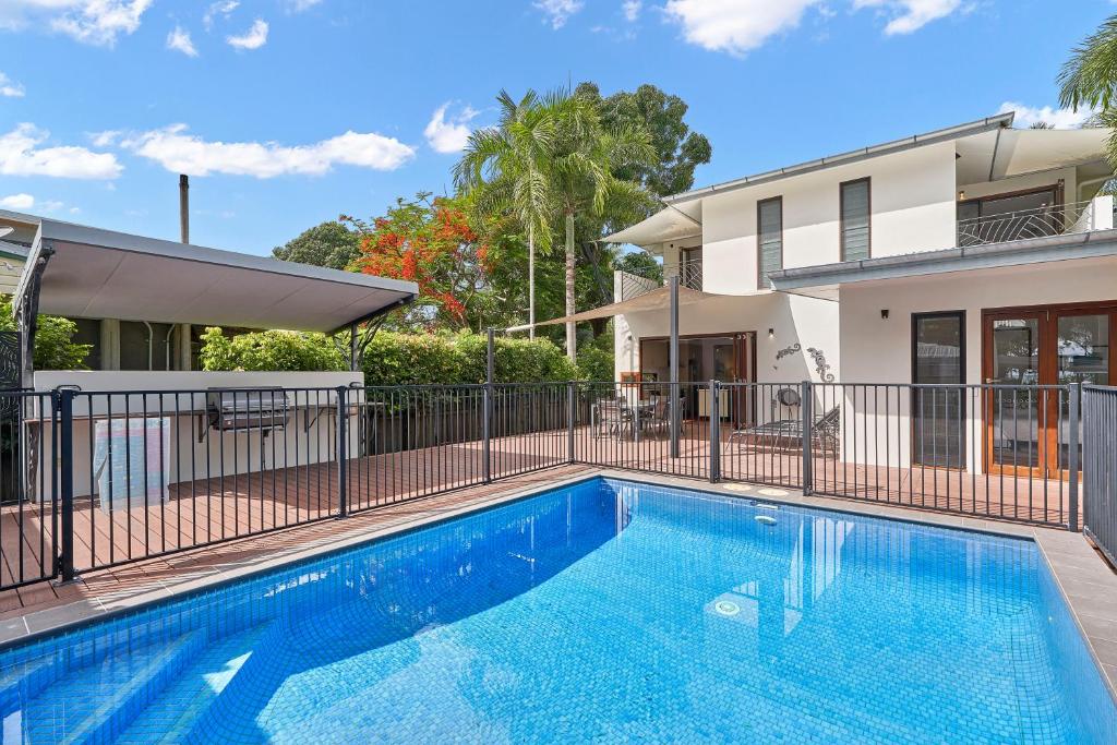 een zwembad voor een huis bij Onda Beach Clifton Beach in Clifton Beach