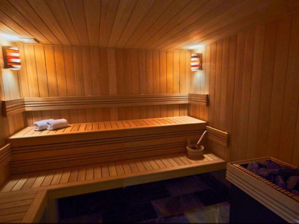 Una sauna con un banco en el medio. en La Licorne Hotel & Spa Troyes - MGallery Collection, en Troyes