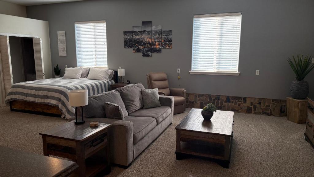 een woonkamer met een bank en een bed bij Sunrise Ridge in Phoenix