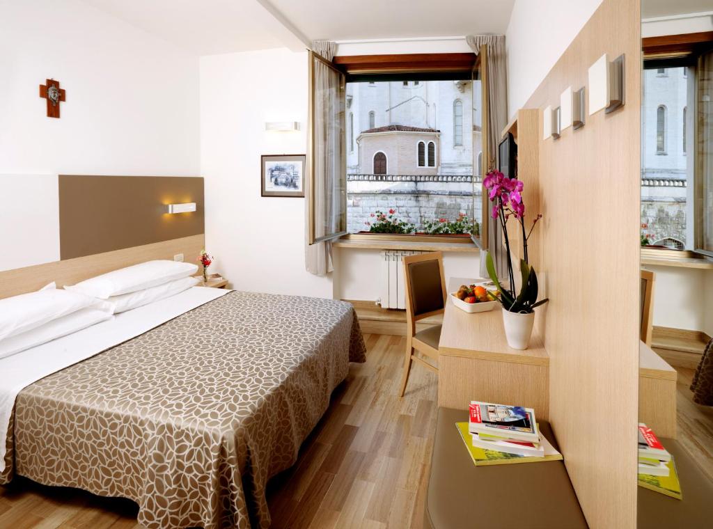 Postel nebo postele na pokoji v ubytování Hotel Delle Rose