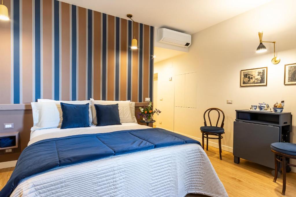 a bedroom with a blue and white bed and a table at MALACUCINA Casa Vacanze in Anagni