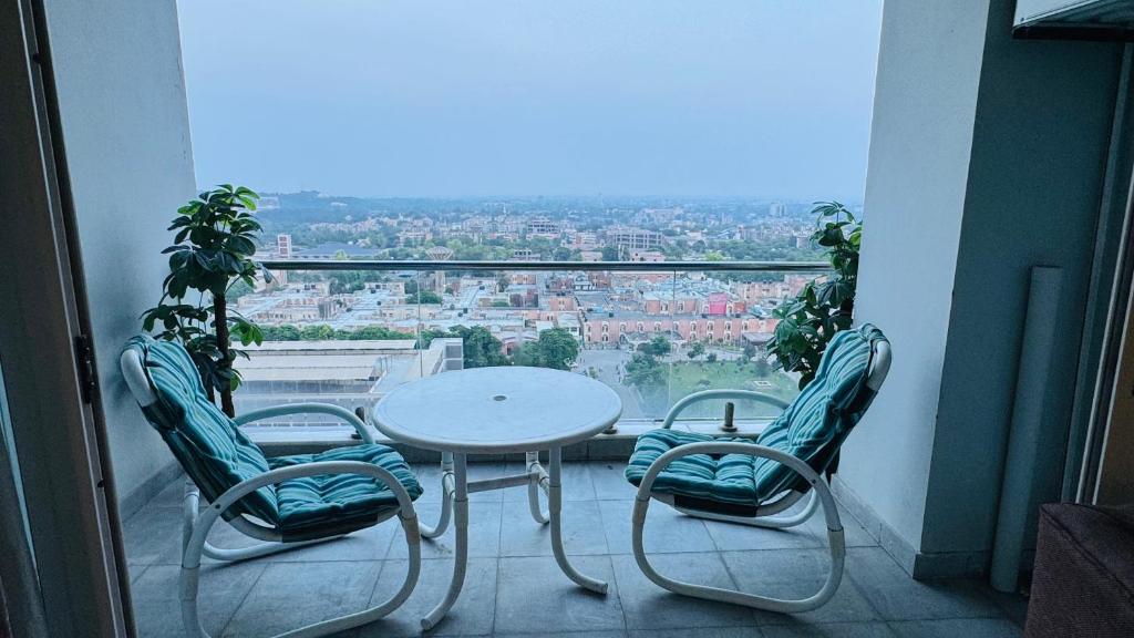 Балкон или терраса в Elysium Tower Superior Suites Overlooking Centaurus Mall Islamabad