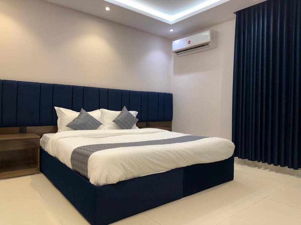 En eller flere senge i et værelse på اختيار السائح للشقق المخدومة