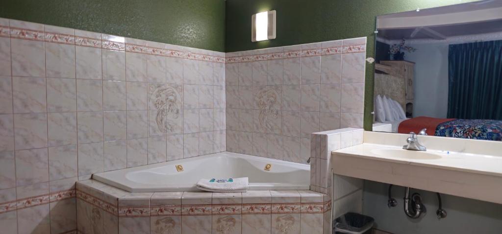 Sycamore Inn Chico University Area - Queen Room With Spa Bath
