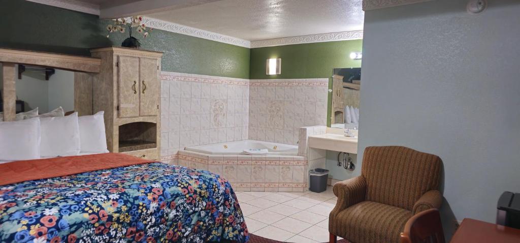 Ένα ή περισσότερα κρεβάτια σε δωμάτιο στο Sycamore Inn Chico University Area