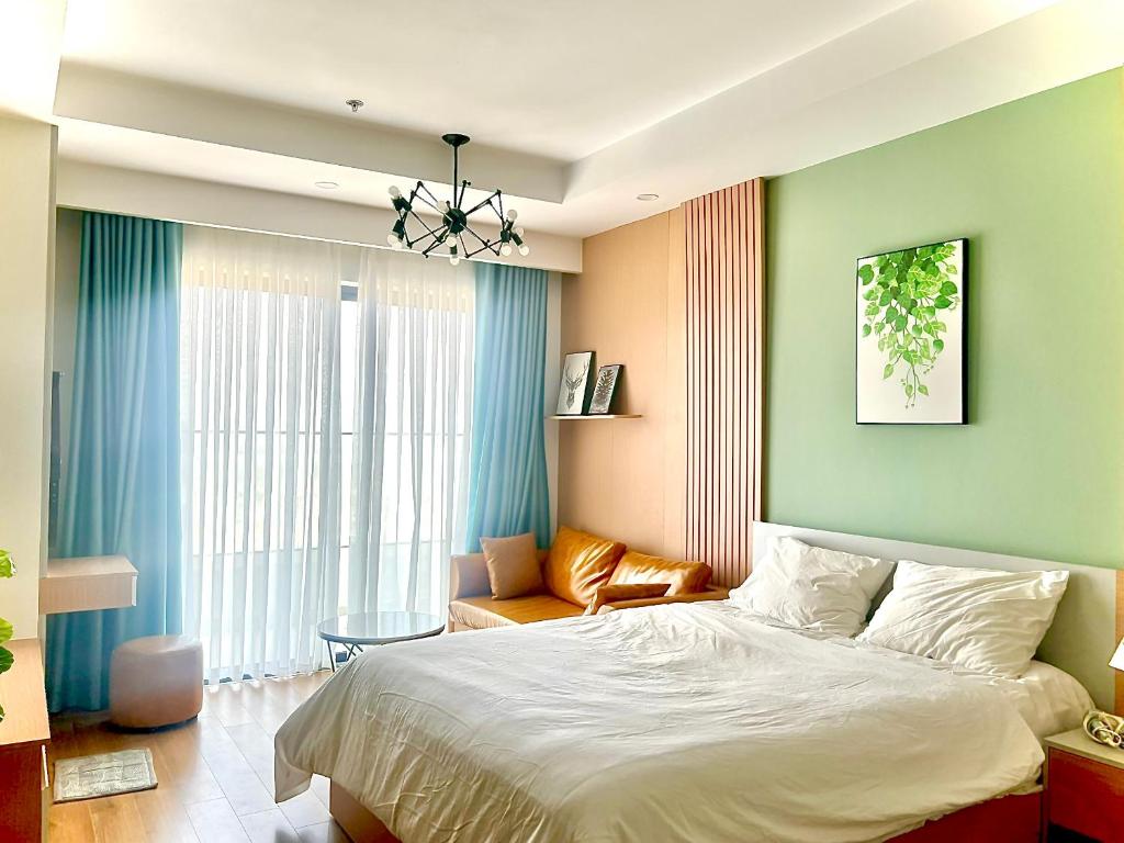 Una cama o camas en una habitación de Căn Hộ TMS Quy Nhơn Bên Bờ Biển
