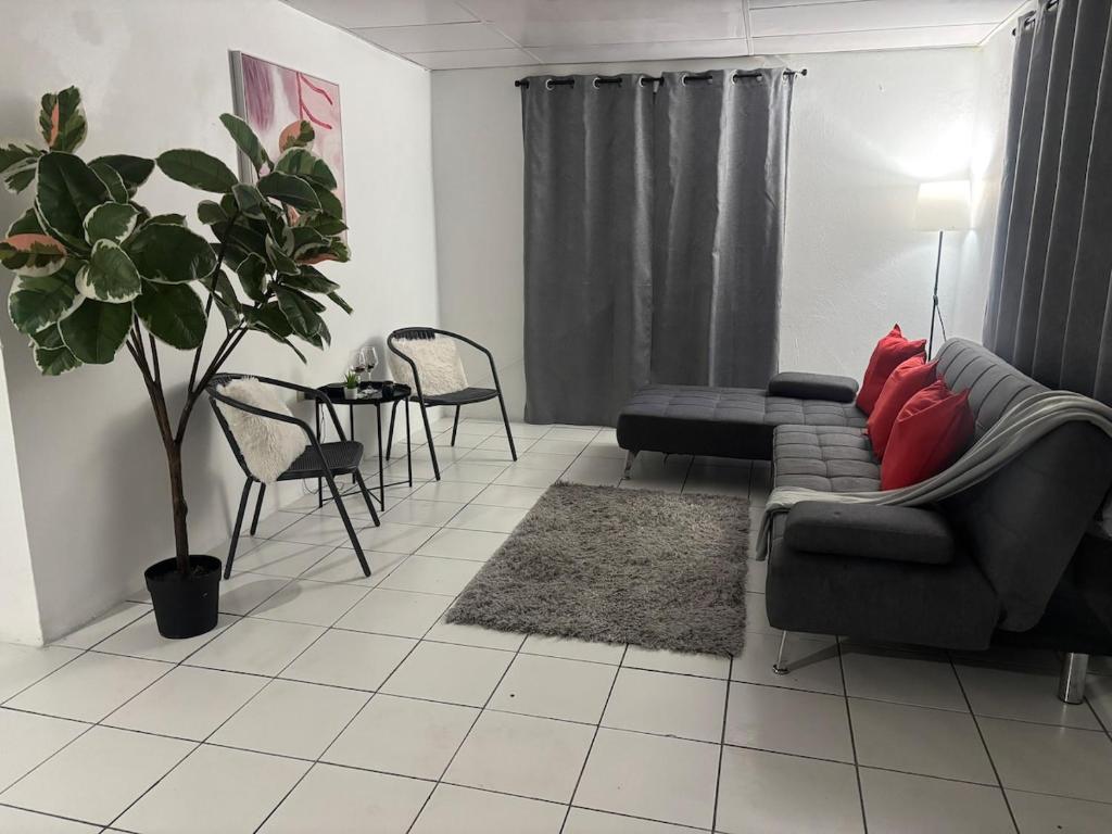 una sala de estar con un sofá y una mesa en Sweet Home, en San Juan