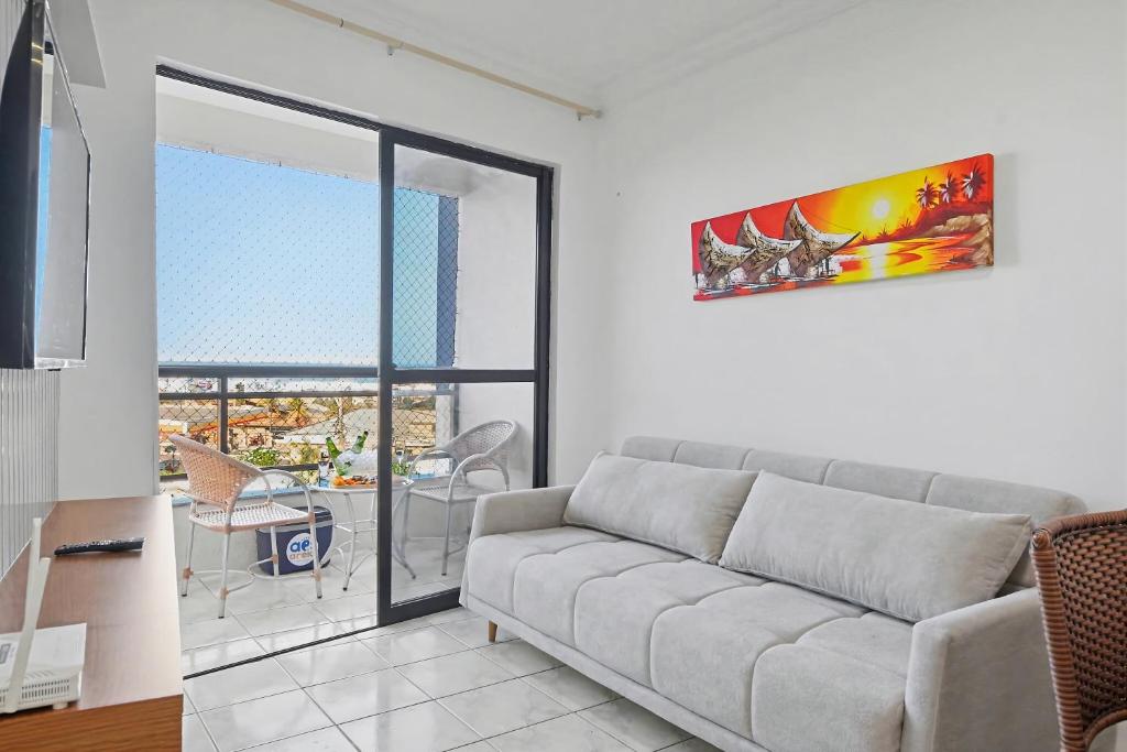 Studio no Porto das Dunas vista mar e Beach Park! في Mangabeira: غرفة معيشة مع أريكة وشرفة
