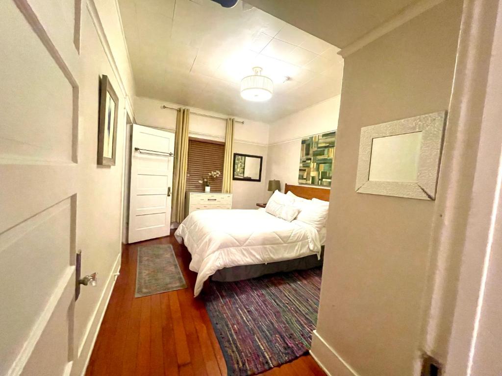 En eller flere senge i et værelse på Heart of LA Koreatown bungalow 1bd 1bath