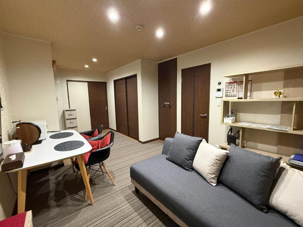 高山Vieuno Hida Takayama的客厅里有一张沙发和一张桌子。