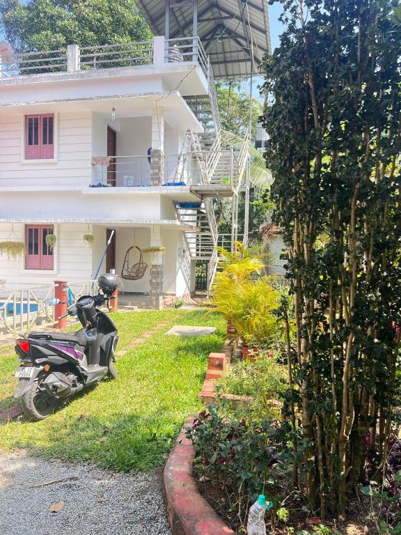 una moto estacionada en el patio de una casa en Hill view single apartment, en Jāmb