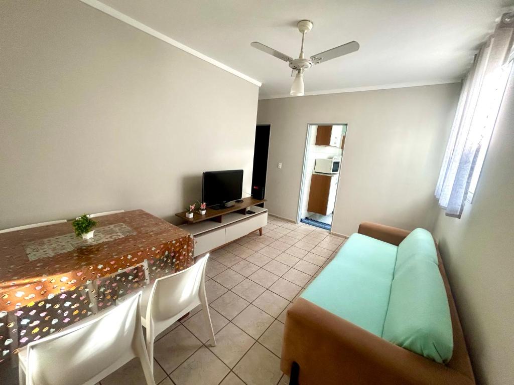 Μια τηλεόραση ή/και κέντρο ψυχαγωγίας στο Apartamento em Piracicaba à 7min do centro