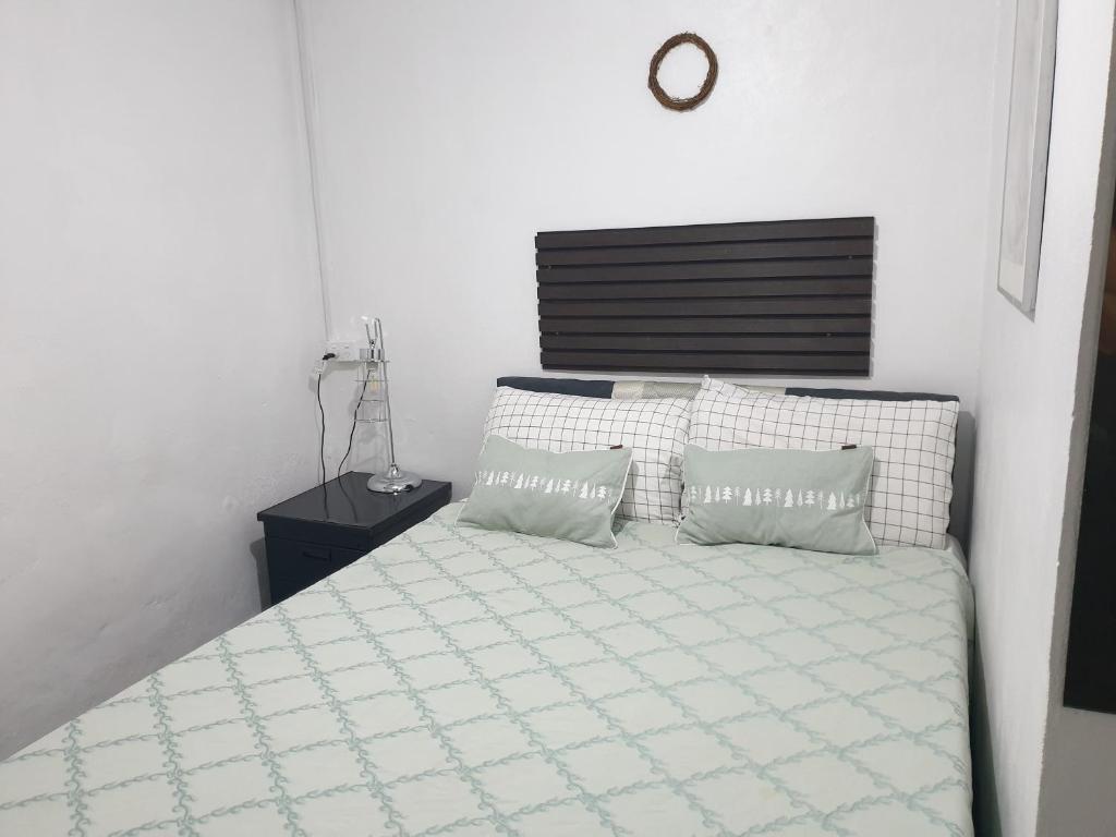 Master's Homestay في سوفا: غرفة نوم بها سرير ووسادتين