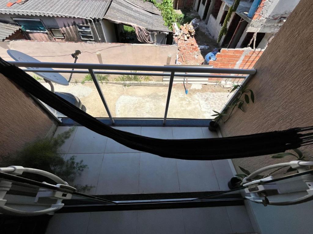 Uma varanda ou terraço em Duplex em Itaúna 4min da Praia que ocorre o WSL, 1min da pista de skate do LS, pracinha com parque infantil, quadra de futebol, tudo isso a 1 min da duplex, perto do comércio, wi-fi super rápido, monitoramento 24hrs