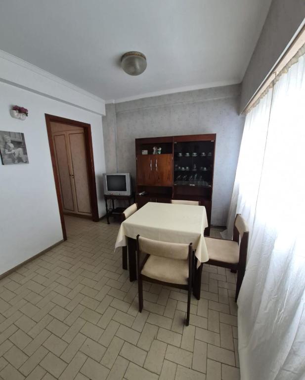 a dining room with a white table and chairs at Luminoso depto céntrico para 4 personas 2 amb in Mar del Plata
