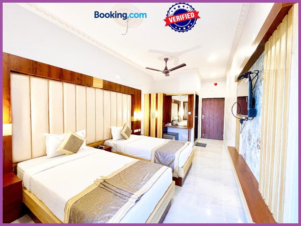 Postel nebo postele na pokoji v ubytování SEA VIEW from rooftop - SWIMMING POOL - HOTEL LAGOON ! PURI near Swargadwar - Golden Beach - Jagannath Temple - Parking - Fully Air Conditioning Rooms - BEST HOTEL IN PURI