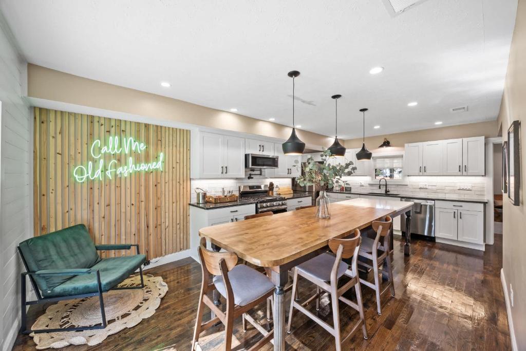 Stay at this Old Fashion House in Bardstown في باردستاون: مطبخ مع طاولة وكراسي خشبية كبيرة