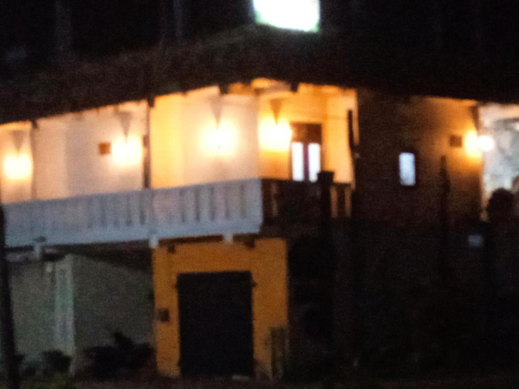 un edificio con luces de noche. en Shining Line, en Koggala