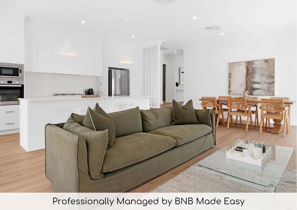 Гостиная зона в The Whitehaus - Contemporary Calm Modern Design