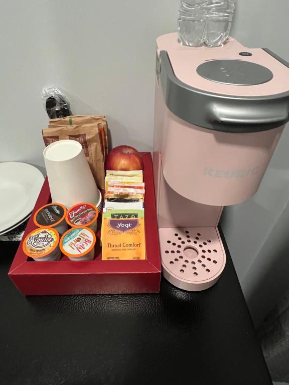 Una batidora rosa con una caja de comida al lado. en Comfortable Room in heart of Burbank, en Burbank