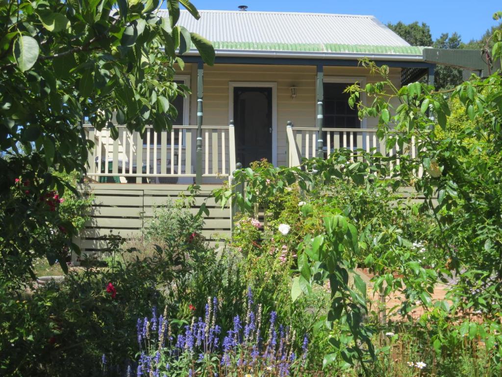 een huisje met een tuin ervoor bij Walnut Cottage via Leongatha in Leongatha