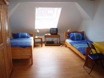 1 dormitorio con 2 camas y ventana en Ferienwohnung Bernhardt, en Sarstedt