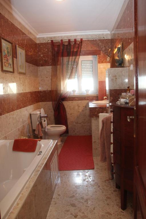 uma casa de banho com uma banheira, um WC e um lavatrio. em Quartos em vivenda serra da Estrela em Celorico da Beira