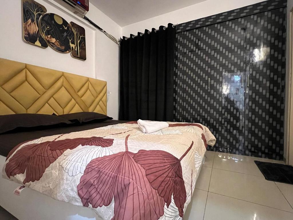 a bedroom with a bed with an umbrella on it at Stylish Comfort in the Heart of Dream Homes in Ghaziabad