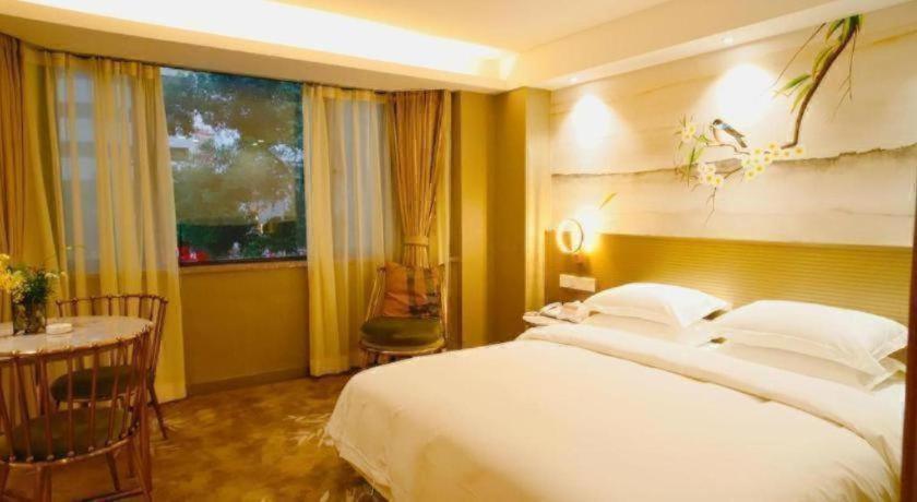 Giường trong phòng chung tại 翠竹酒店(深圳东门城景中心店)