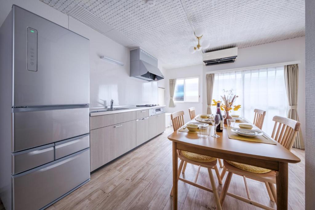 een keuken en eetkamer met een tafel en stoelen bij Matsumoto Inn in Matsumoto