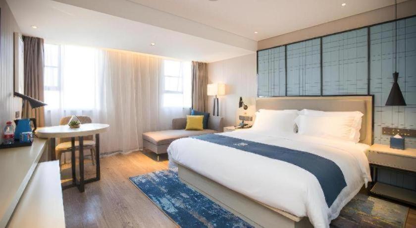 Una cama o camas en una habitación de Echarm Hotel Shenzhen World Exhibition and Convention Center