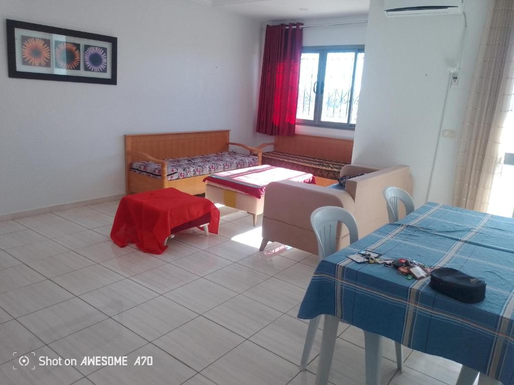 Appartement 5 Midoun centre في تاجورميس: غرفة معيشة بها أريكة وطاولة