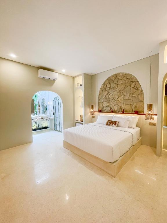 Postel nebo postele na pokoji v ubytování Staycationku Premium Jogja Villas