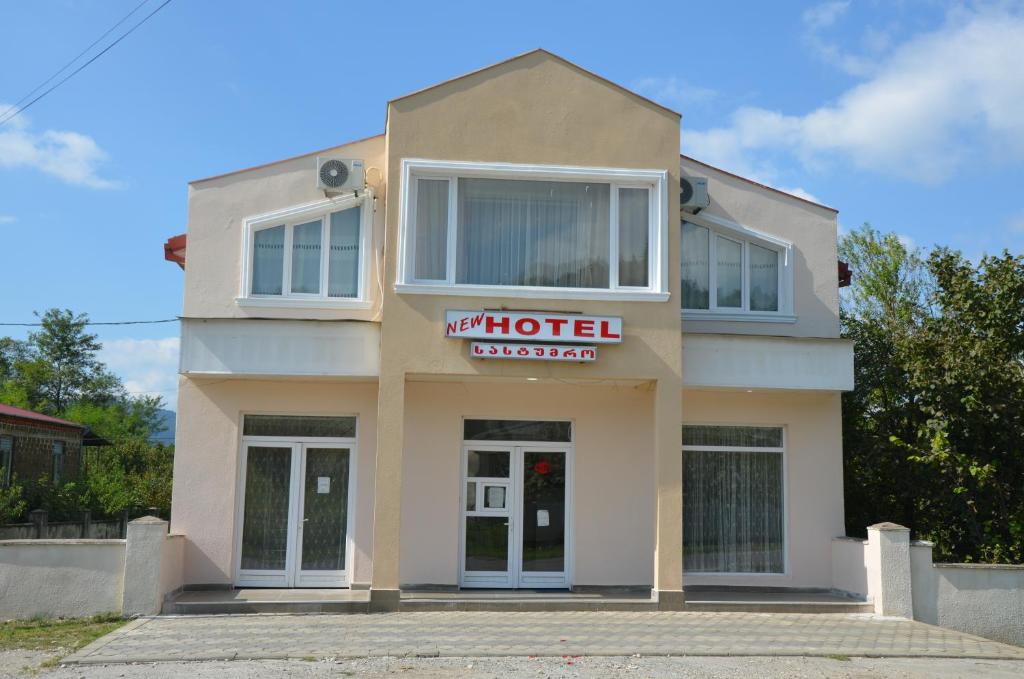 een gebouw met een hotelbord ervoor bij Martvili Newhotel in Martvili