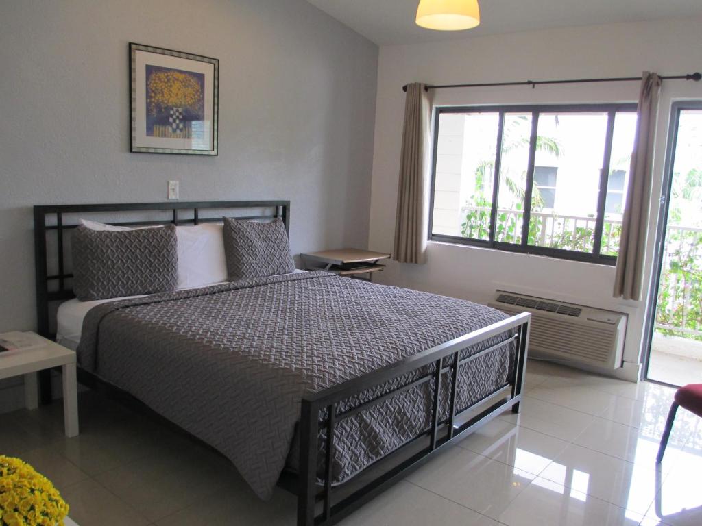 una camera con un letto e una grande finestra di Shalimar Motel a Miami