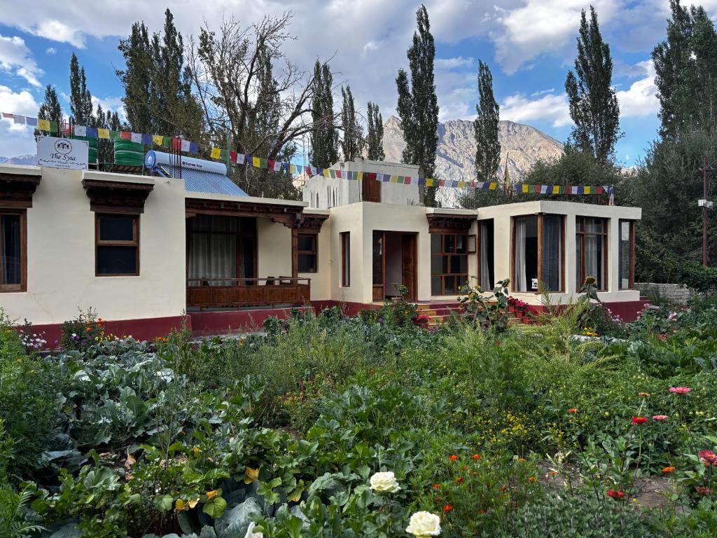 ハンダルにあるThe Syiaの庭のある家