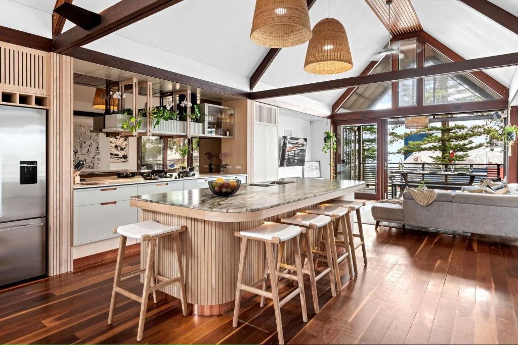 Кухня или мини-кухня в Luxury On The Bay 2
