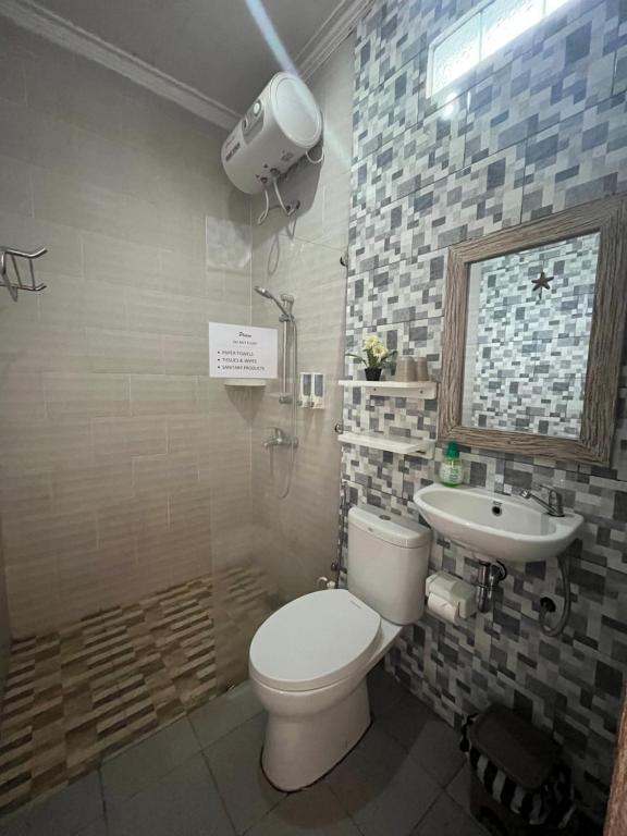 Ένα μπάνιο στο VnS Beachfront Guesthouse