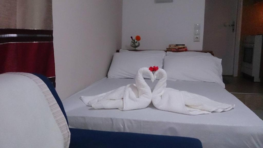 Postel nebo postele na pokoji v ubytování Mikros Paradisos