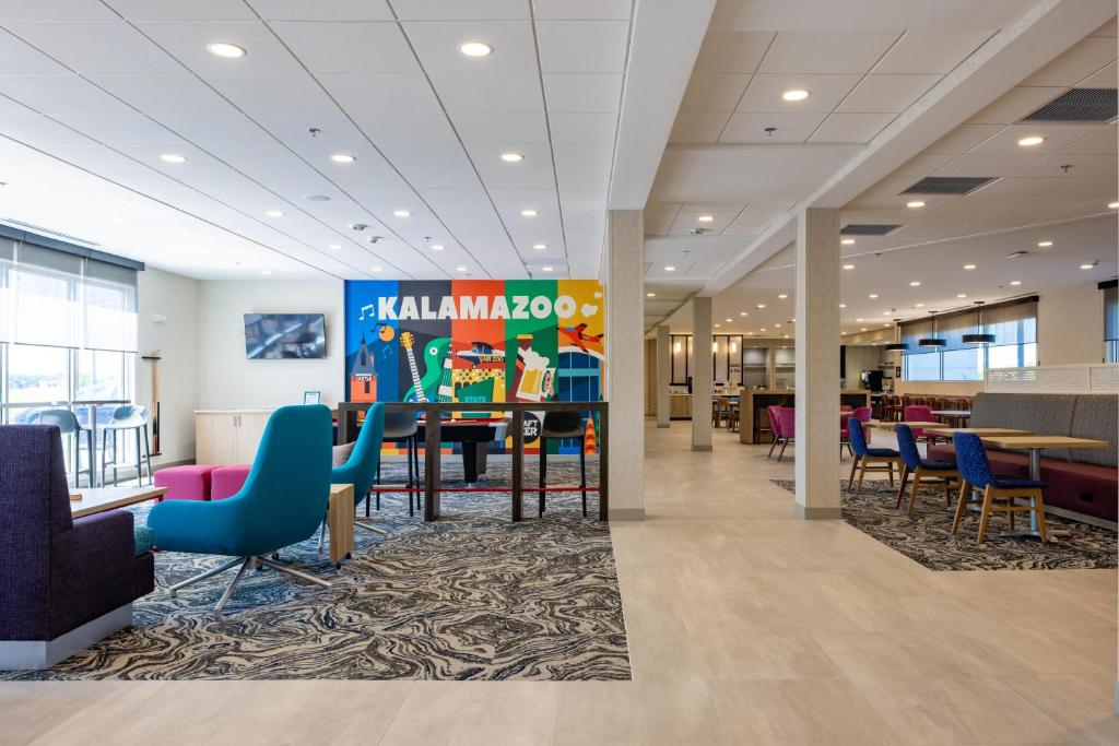 una hall di un ufficio con sedie e tavoli di Home2 Suites By Hilton Kalamazoo Southeast a Kalamazoo