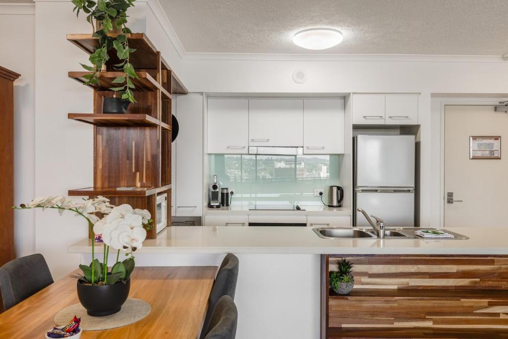 Η κουζίνα ή μικρή κουζίνα στο Stylish CBD Escape, Walk to Cafes and Shops!