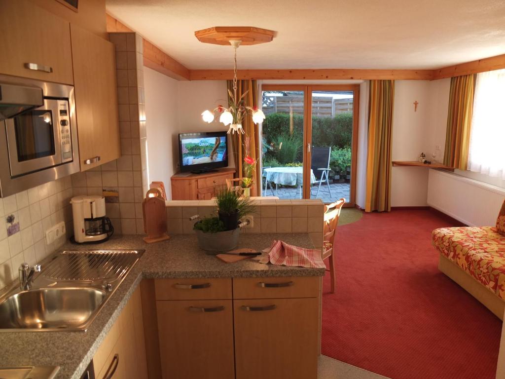 Kuchyňa alebo kuchynka v ubytovaní Das Apartment Rief daheim beim Wanderprofi Adults Only
