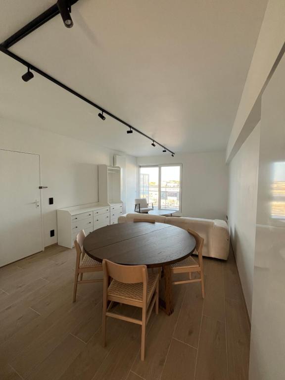 um quarto com uma mesa, cadeiras e uma cama em Luxurious apartment with feet in the sea & city em Ostend