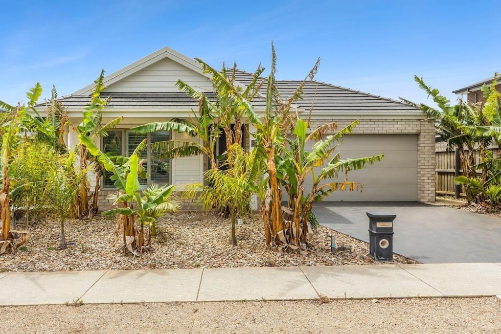 een huis met palmbomen ervoor bij Palms by the sea in Saint Leonards