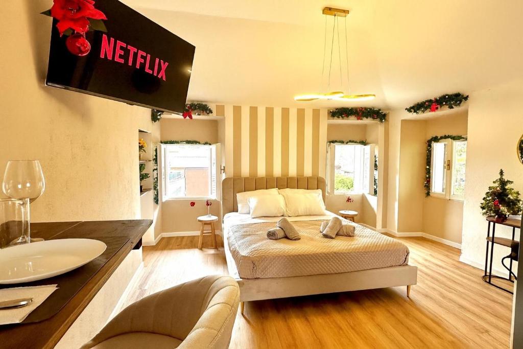 un salon avec un lit et une télévision dans l'établissement Suite Reale, à Massino Visconti