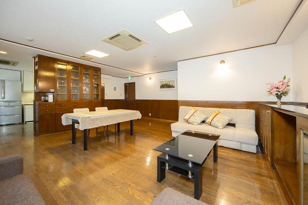 100 m from Nihonbashi Station, 160 square meters rare property Large living room & kitchen with 4 toilets and 3 bathrooms, within walking distance of Namba and Shinsaibashi