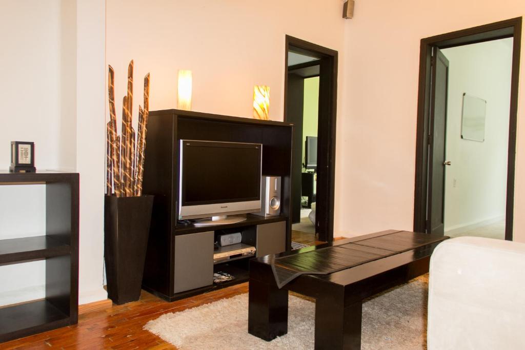 Una televisión o centro de entretenimiento en Apartment Condesa, Washer&Dryer, 160MBs Wifi