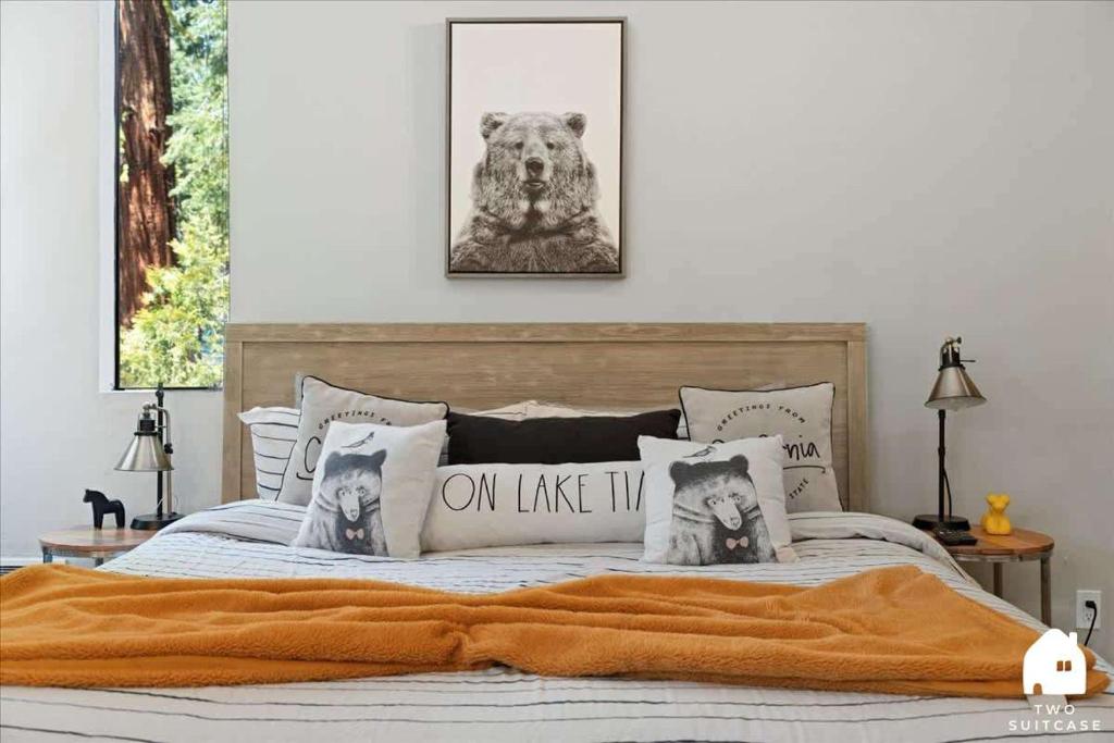 En eller flere senge i et værelse på #LazyBear Tahoe Dreamy Escape