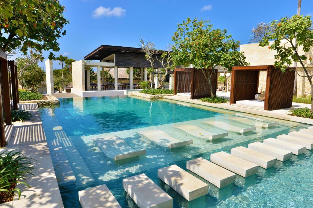 Bazén v ubytování The Bale Nusa Dua by LifestyleRetreats nebo v jeho okolí
