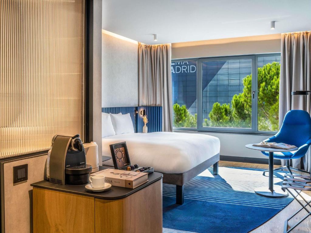 Ένα ή περισσότερα κρεβάτια σε δωμάτιο στο Pullman Madrid Airport & Feria